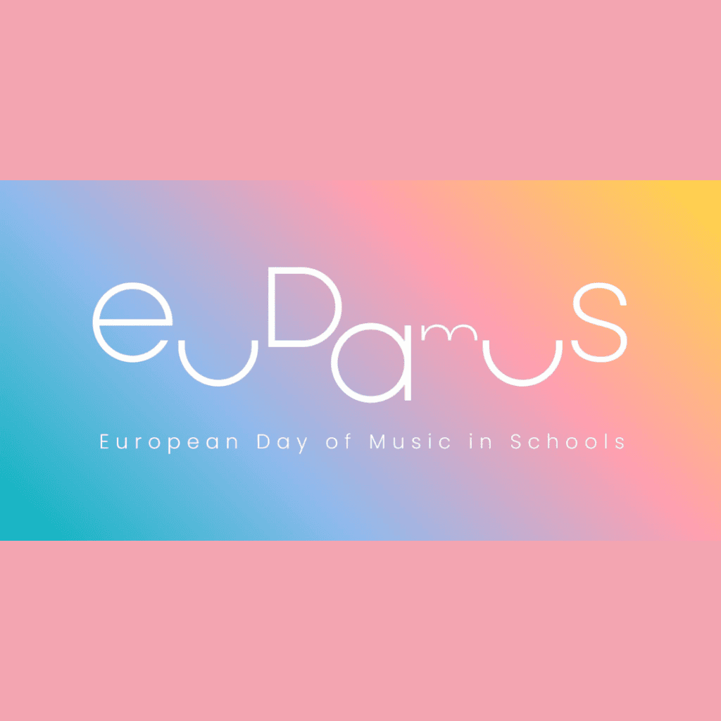 Logo EUDAMUS met witte verspringende letters en een achtergrond van kleuren die in elkaar overlopen