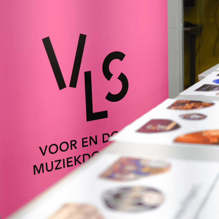 Roze banner van vakvereniging VLS