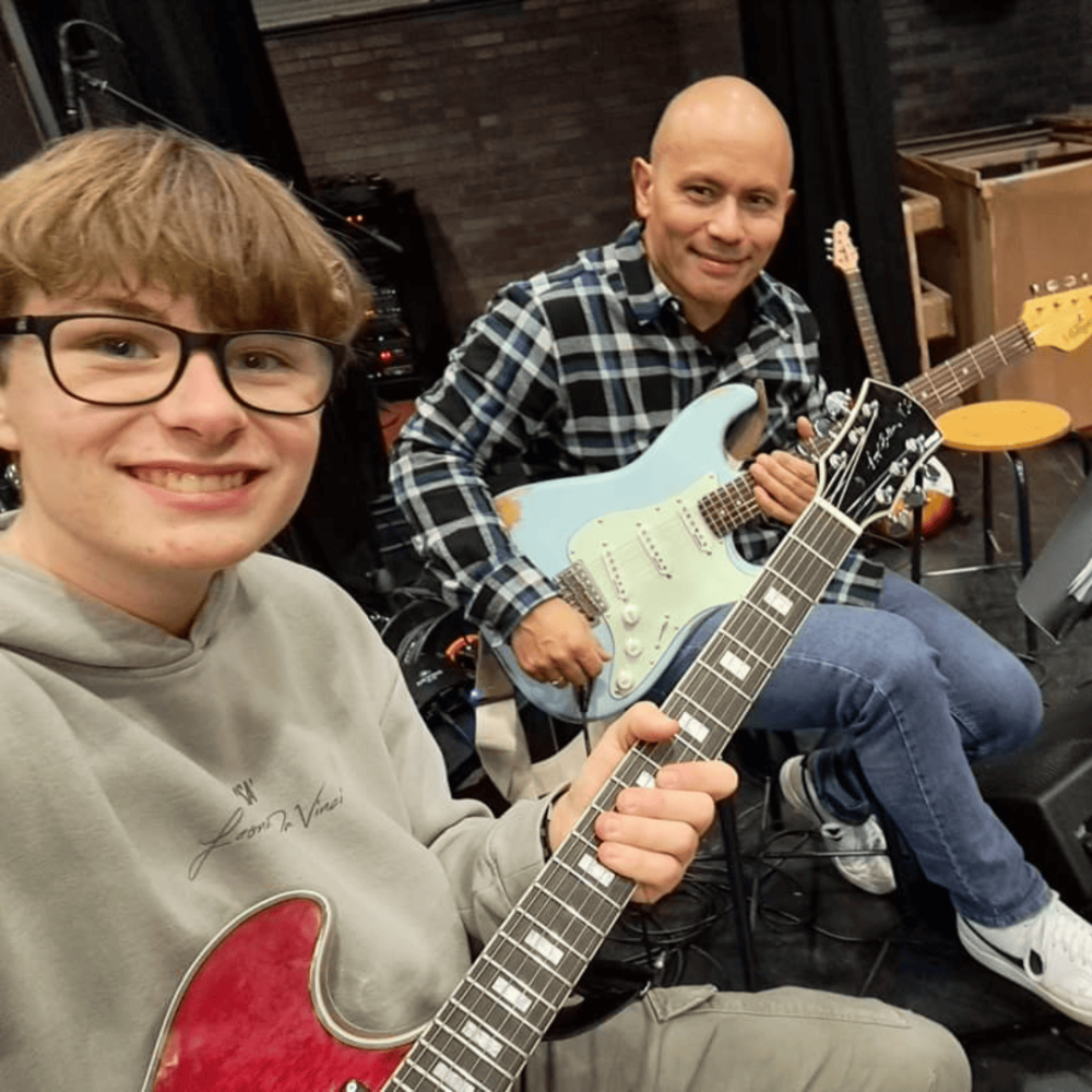 Johnny Bernhard op gitaar met leerling