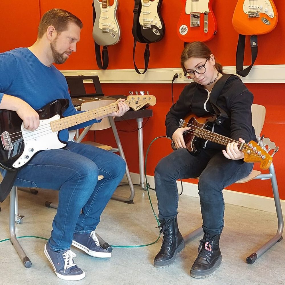 Timo van Verseveld met gitaar